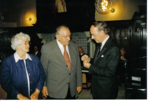 F34 Koninklijke onderscheiding voor dhr. Weevers, 1997